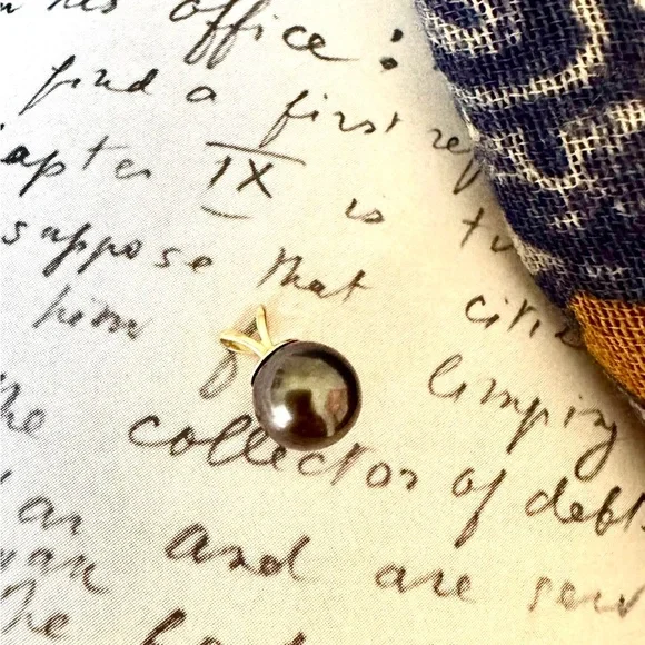 Black Tahitian pearl pendant with 14k gold bail - Picture 3 of 5